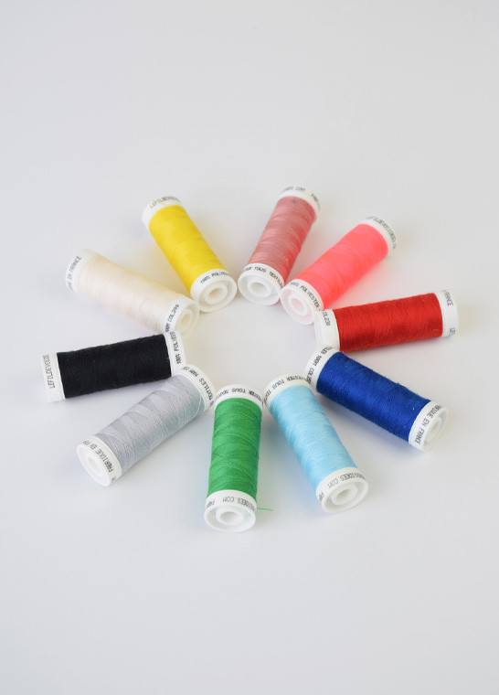 Assortiment de 10 bobines polyester TOUS TEXTILES