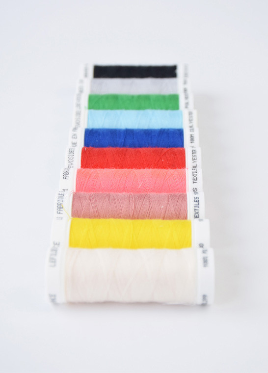 Assortiment de 10 bobines polyester TOUS TEXTILES